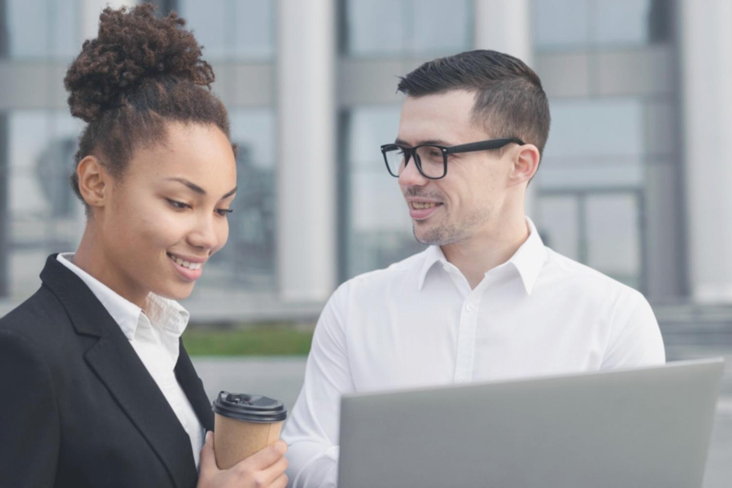 Espace de travail moderne dédié à l'analyse financière et la consultation